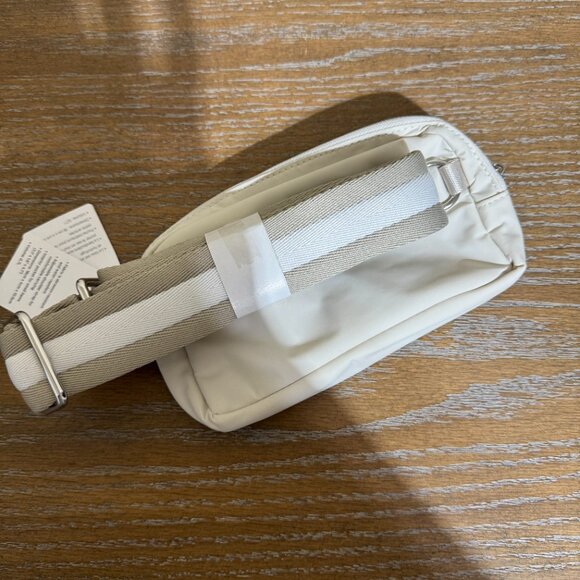 Lululemon Everywhere Crossbody Belt Bag White Opal Raw Linen WHTO/RWLI/WHT 50223 - Picture 4 of 6